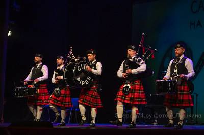 Шотландские килты и мировые хиты: волынщики «City Pipes» снова в Озёрске