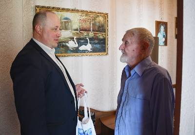 Председатель Собрания депутатов поздравил с наступающим Днём Победы ветерана Великой Отечественной войны Николая Гавриловича Захарова