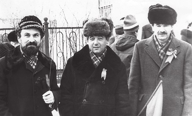 5_Комаров А.А., Яровой Г.В. и Сосюрко В.Г. на Октябрьской демонстрации середина 80-х-005our.jpg
